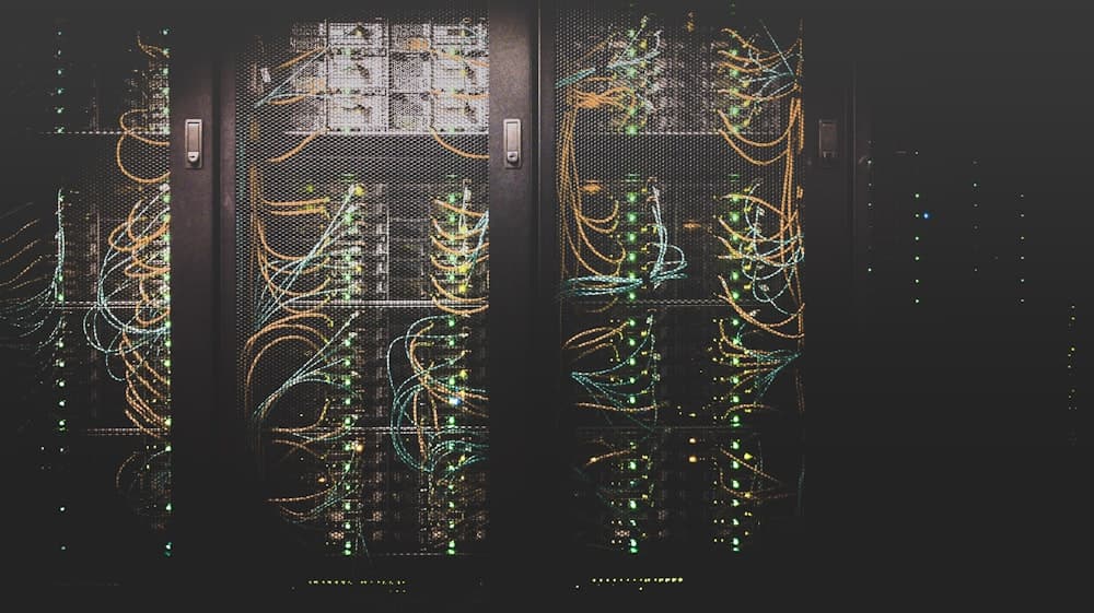 Rack de servidores com cabos e pontos de rede